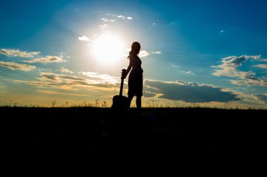 Siluet kadın'nde Günbatımı gitar çalmak