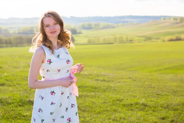 Mädchen im Freien genießen die Natur. Frau in weißem Kleid auf Feld — Stockfoto