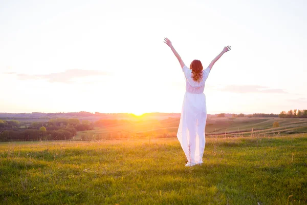 Libera donna felice godendo la natura . — Foto Stock