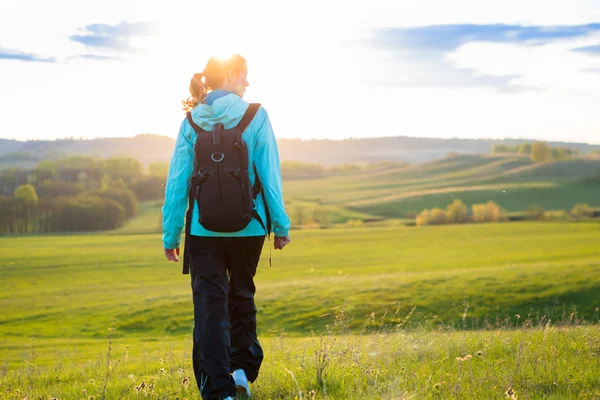 Frisches und gesundes weibliches Modell bei einer Wanderung im Freien. — Stockfoto