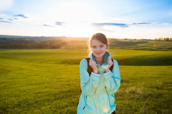 Young woman with backpack hiking in the mountains — Stock Photo, Image