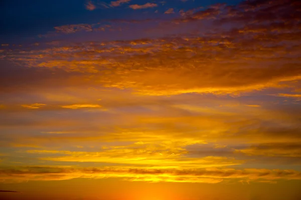 Cielo arancio ardente al tramonto. Bellissimo cielo. — Foto Stock