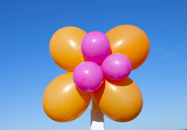 Rilasciato volare enormi palloncini cielo blu — Foto Stock