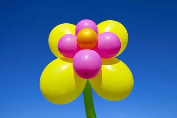 Viele bunte Luftballons am Himmel — Stockfoto