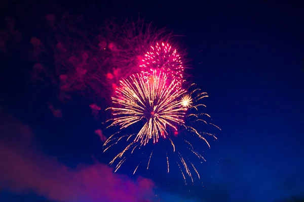 Hermoso fuegos artificiales. 4 de julio fuegos artificiales . —  Fotos de Stock