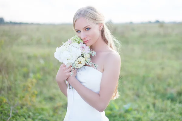 Vacker brud. Vacker lycklig kvinna — Stockfoto