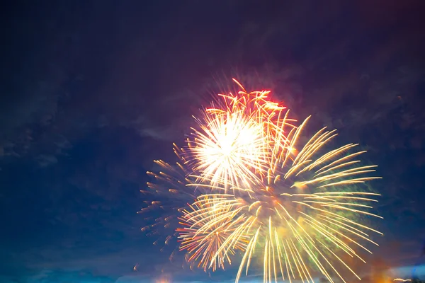 Feuerwerk erhellt den Himmel mit blendender Show — Stockfoto