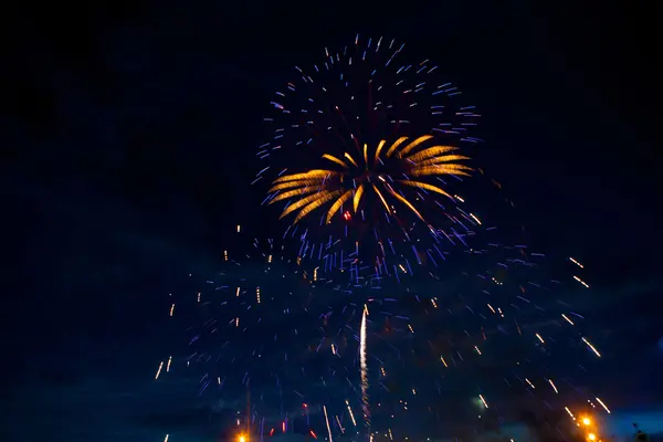 Wunderschöne mehrfarbige Feuerwerk auf dunklem Hintergrund — Stockfoto