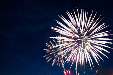 Havai fişekler göz kamaştırıcı bir şekilde gökyüzünü aydınlatıyor.