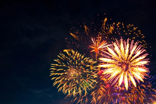 A tűzijáték káprázatos kijelzővel világítja meg az eget — Stock Fotó
