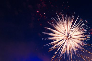 Güzel renkli tatil fireworks akşam gökyüzünde