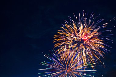 Geceleri parlak renkli havai fişek