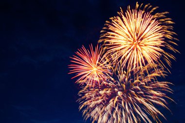 Akşam gökyüzünde görkemli havai fişek