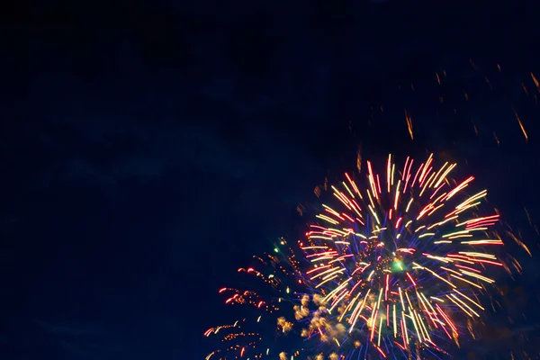 Feux d'artifice majestueux dans le ciel du soir — Photo