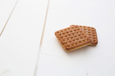 Ahşap masa üzerinde kare kraker yığını