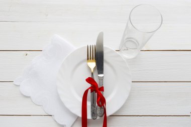 Bıçak, çatal ve ahşap masa üzerinde çanak