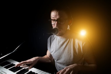 keyboarder oynama ve şarkı.