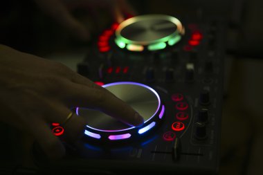 Dj konsolu karıştırıcı iki el ile denetleme