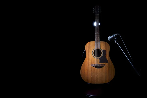 Akustisk gitarr över svart bakgrund — Stockfoto