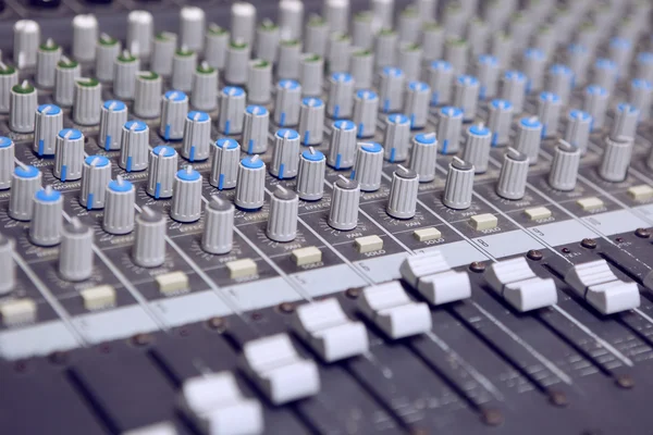 Musikstudio. Knappar utrustning för ljud mixer kontroll — Stockfoto
