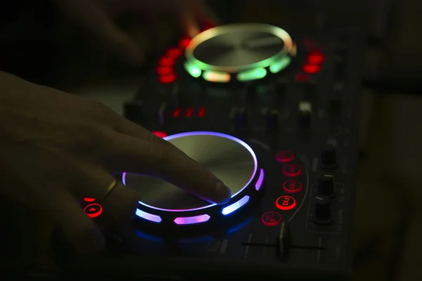 DJ console mixer styra med två hand — Stockfoto