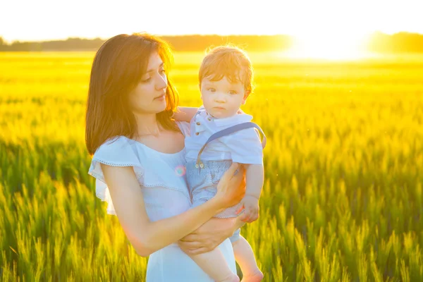 Família feliz na natureza ao ar livre mãe e bebê filho — Fotografia de Stock