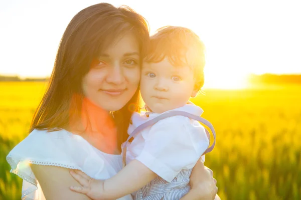 Bambino e madre sulla natura nel parco — Foto Stock