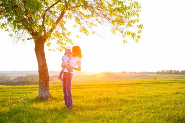Daisy çayır çocuk ile güzel genç kadın.