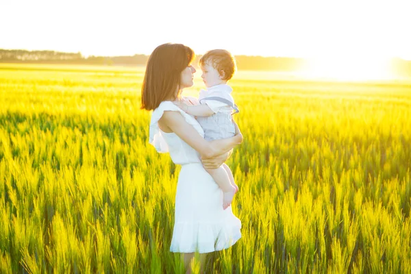 Familia feliz, madre e hijo pequeño en el prado — Foto de Stock