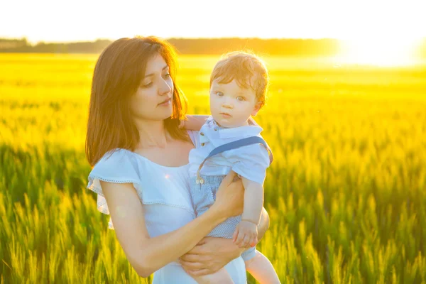 Famille heureuse sur la nature en plein air mère et bébé fils — Photo