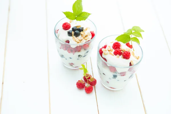 Postre sano en capas con crema, muesli, frambuesas y grosellas —  Fotos de Stock