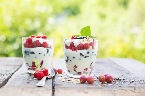 Yogur natural con frambuesas frescas, grosella negra y muesli . — Foto de Stock