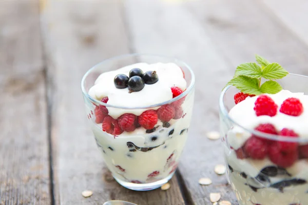 Yogur natural con frambuesas frescas, grosella negra y muesli . —  Fotos de Stock