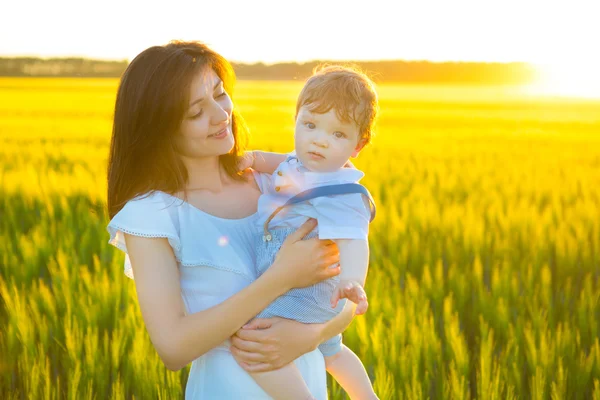 Mamma felice e il suo figlioletto nel campo — Foto Stock