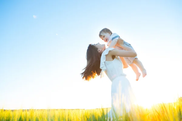 Mãe e filho se divertindo — Fotografia de Stock