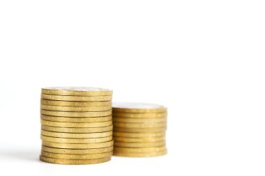 İki altın kule üzerinde beyaz izole