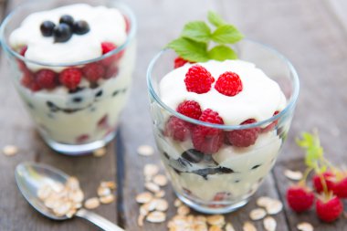 Katmanlı berry ve doğal yoğurt smoothies