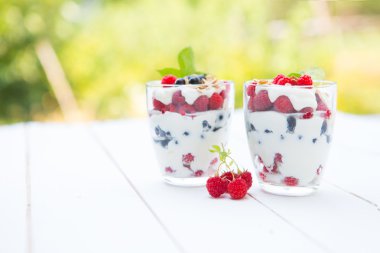 Doğal Yoğurtlu taze ahududu, Siyah frenk üzümü ve müsli.