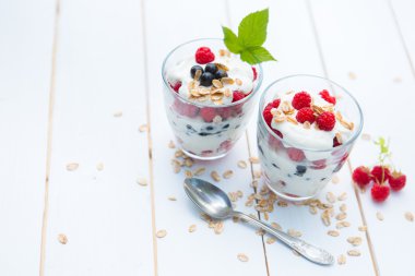 Katmanlı berry ve doğal yoğurt smoothies