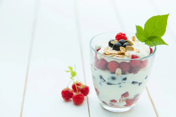 Parfait de yogur con fruta . — Foto de Stock