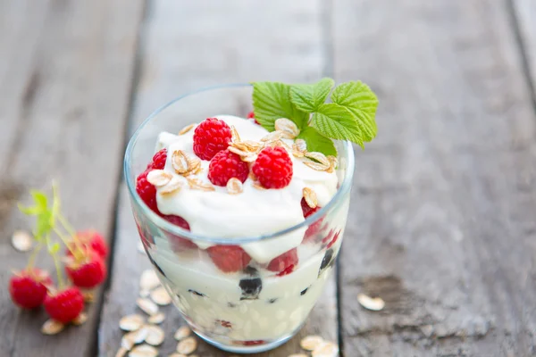 Parfait jogurt s ovocem. — Stock fotografie