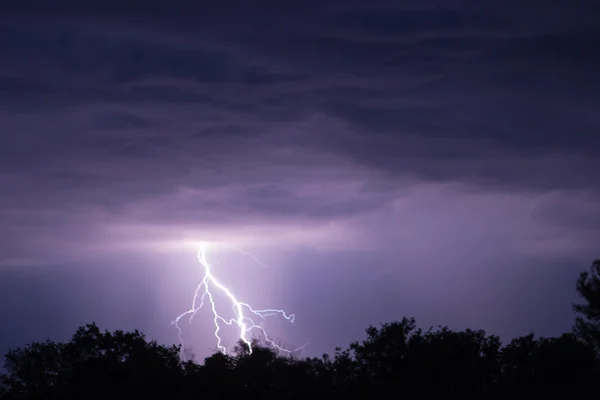 Um relâmpago no céu escuro — Fotografia de Stock