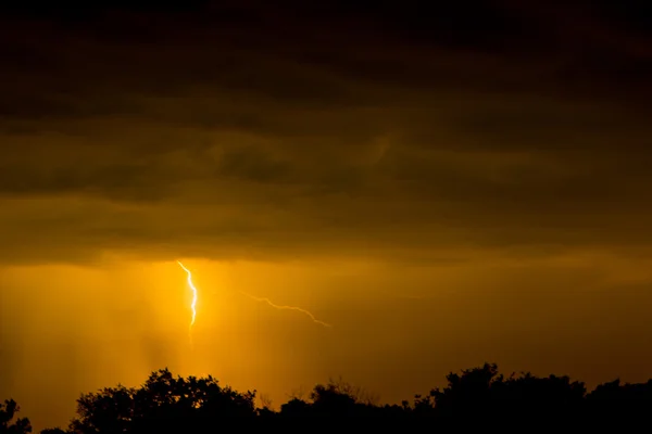 Um relâmpago no céu escuro — Fotografia de Stock