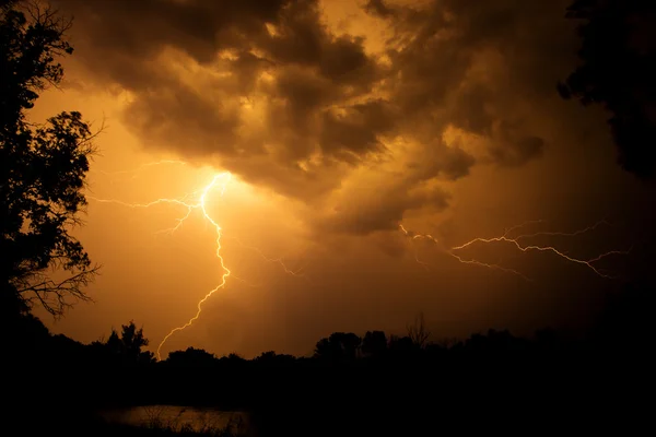 Obrovské vidlice blesky a hřmění během těžkých letní bouře. — Stock fotografie