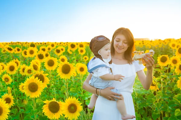 Mutlu bir çocukluk ve oyuncak uçak ile oynarken annesi. — Stok fotoğraf