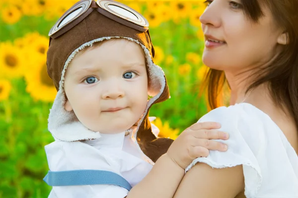 Ragazzo e donna che giocano in cappello aviatore in giardino — Foto Stock