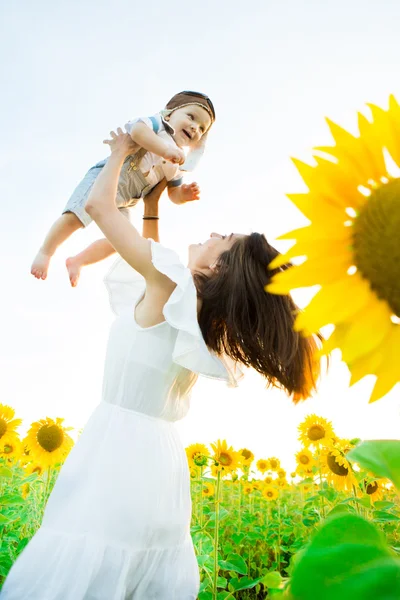 Niño y mujer jugando en aviador sombrero en el jardín —  Fotos de Stock