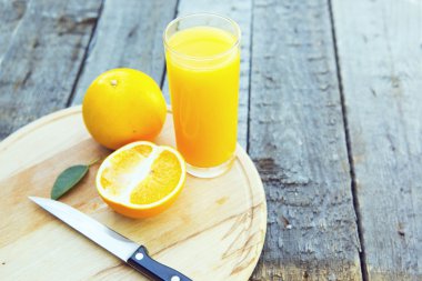 Cam bıçak ile portakal suyu.