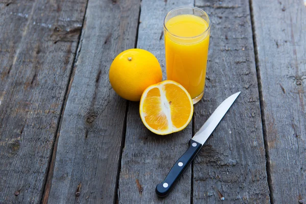 Χυμό πορτοκαλιού, σε ποτήρι με μαχαίρι. — Φωτογραφία Αρχείου