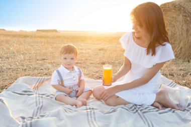 Anne ve oğlu tatil bir piknik.